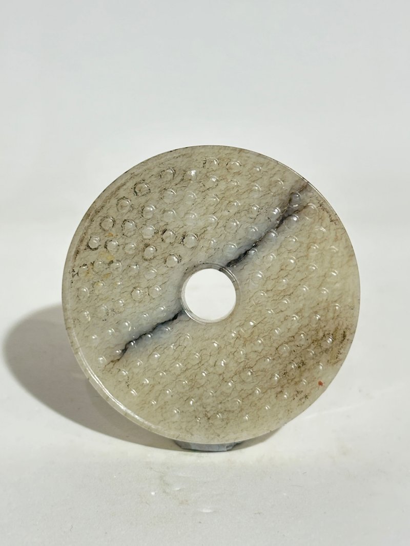 十七至十八世紀 灰玉螭龍紋璧 | A GREY JADE 'CHI DRAGON' CIRCULAR PLAQUE WITH DARK INCLUSIONS - 图4