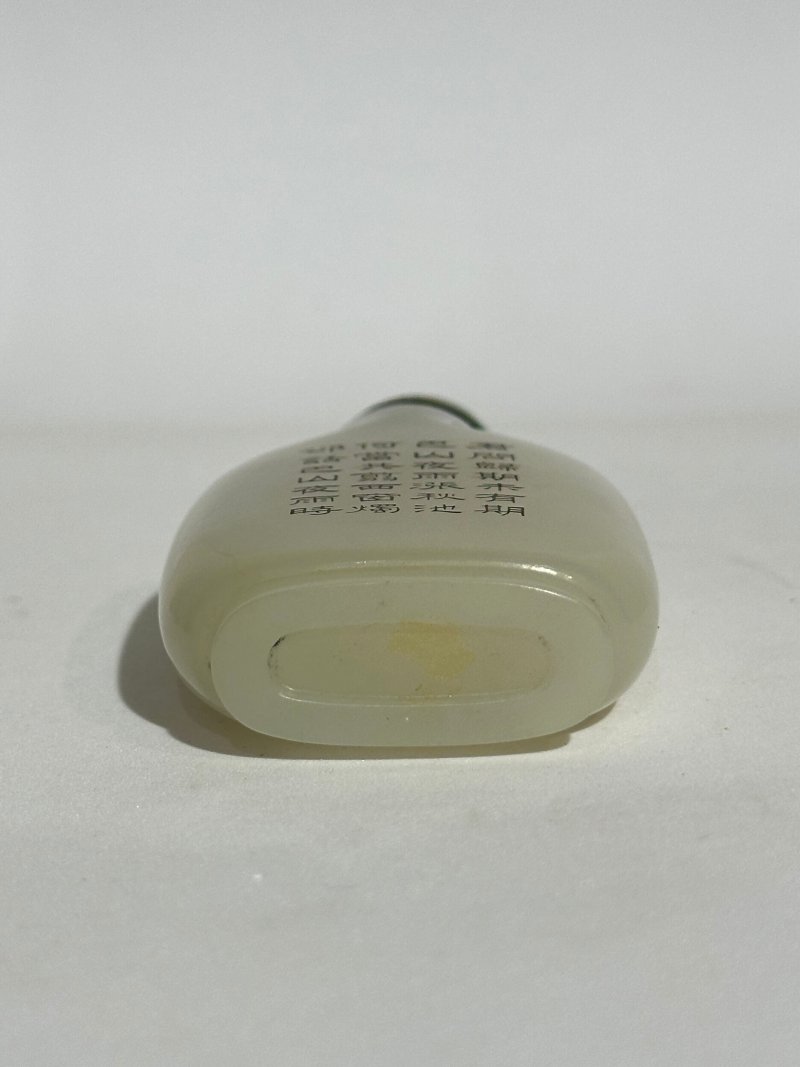 1750-1850 白玉填黑彩蘭紋詩文鼻煙壺、翡翠蓋 | A WHITE JADE 'ORCHID' SNUFF BOTTLE - 图5