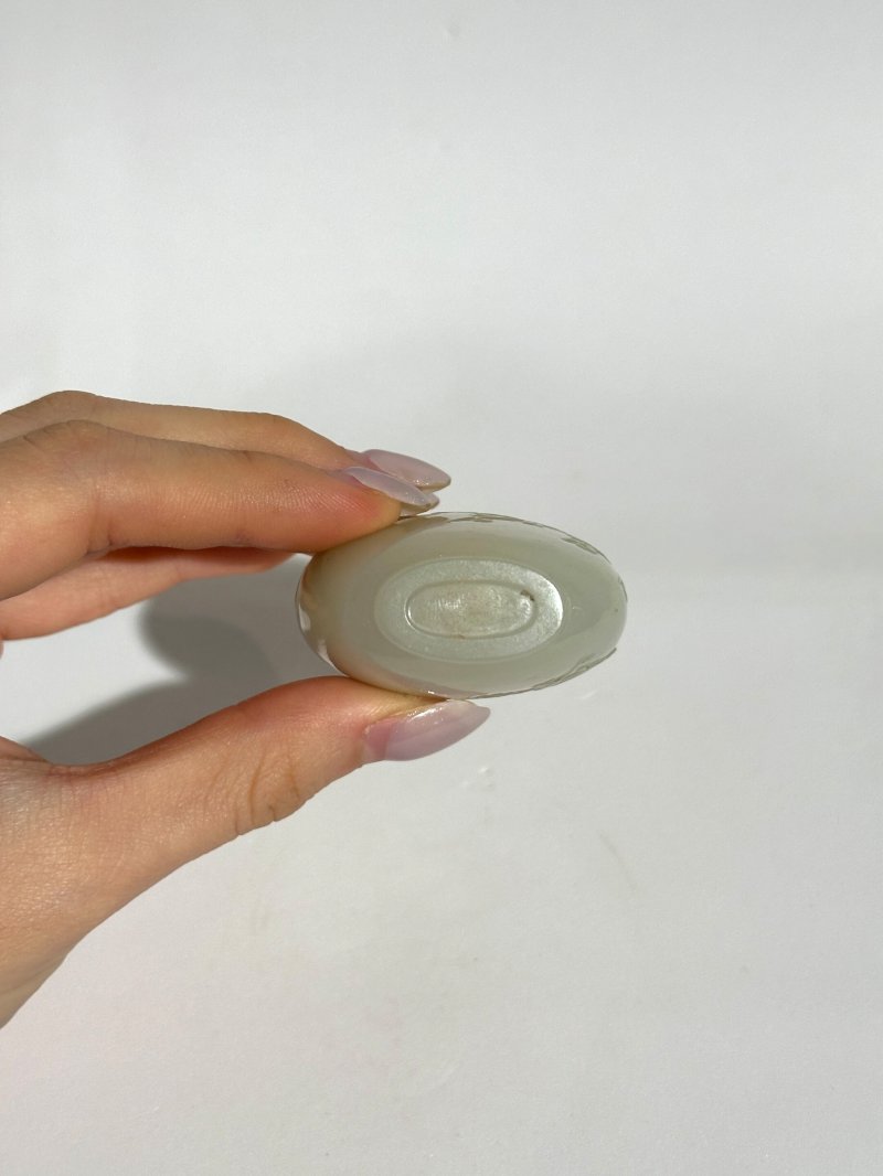清十九世紀 白玉⌈喜上眉梢⌋鼻煙壺、珊瑚蓋 | A WHITE JADE 'MAGPIE AND PLUM BLOSSOM' SNUFF BOTTLE - 图2