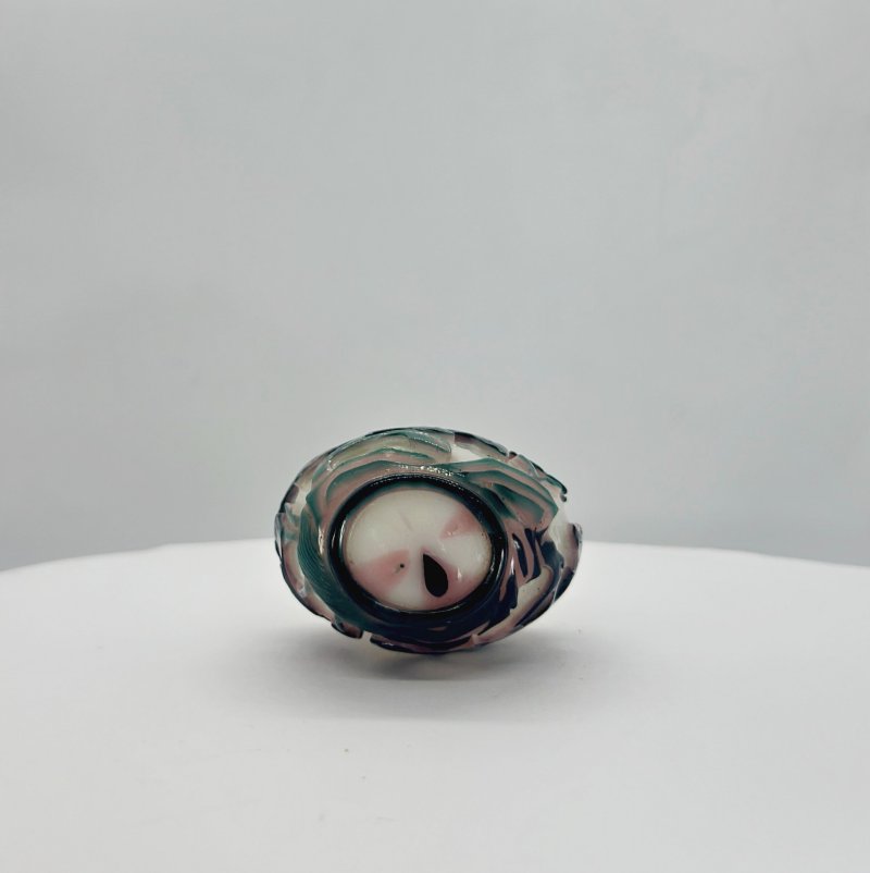 1750-1850 涅白地套三色玻璃菊紋鼻煙壺 髮晶點珊瑚蓋 | A MULTI-COLOUR OVERLAY WHITE GLASS 'FLOWERS' SNUFF BOTTLE - 图7