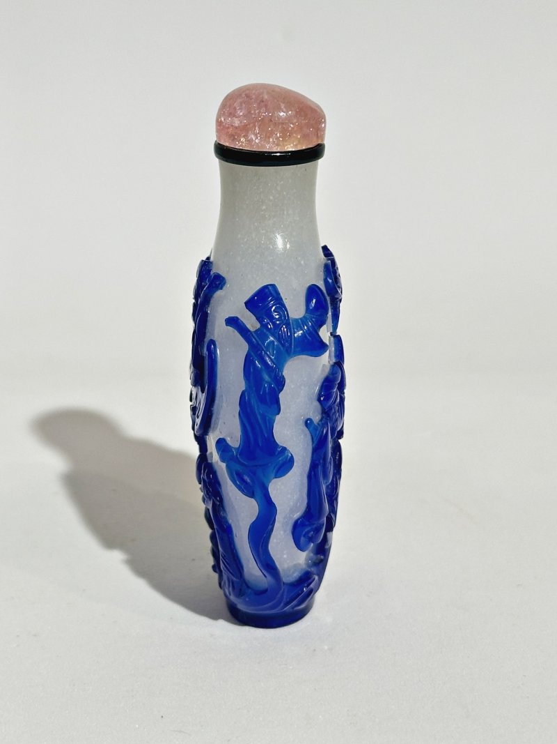 1750-1850 霏雪地套藍玻璃⌈八仙獻壽⌋鼻煙壺 | A BLUE OVERLAY TRANSLUCENT GLASS 'THE GOD OF LONGEVITY' SNUFF BOTTLE - 图6