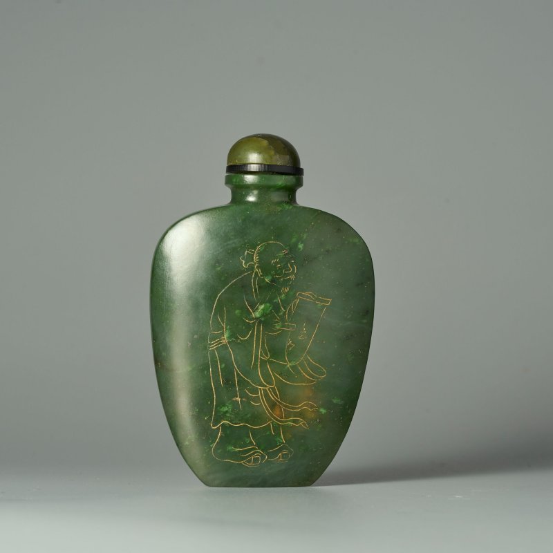 1750至1820（或）宮廷作坊 碧玉填金⌈高士展卷•御製詩⌋桌壺 | AN INSCRIBED AND GILT SPINACH JADE SNUFF BOTTLE FOR A TABLE - 图1