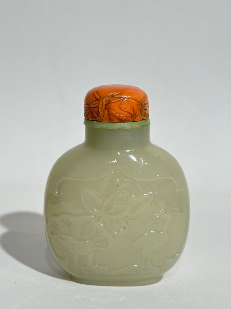 1750-1850 青白玉⌈一路連科⌋鼻煙壺、珊瑚蓋 | A GREENISH WHITE JADE 'LOTUS AND EGRET' SNUFF BOTTLE - 图8
