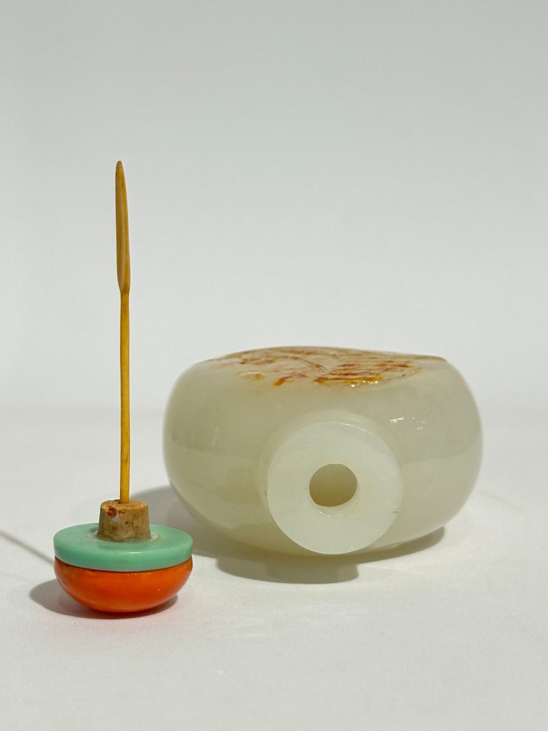 清十九世紀 白玉帶皮巧雕⌈一馬當先⌋鼻煙壺、珊瑚蓋 | A WHITE AND RUSSET JADE 'HORSE AND SEA LANDSCAPE' SNUFF BOTTLE - 图4