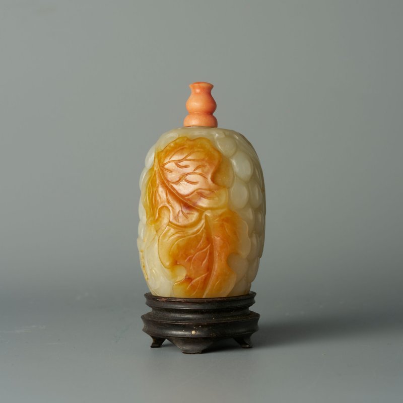 清十九世紀 白玉帶皮巧雕葡萄紋鼻煙壺、珊瑚蓋 及座 | A WHITE JADE 'GRAPES' SNUFF BOTTLE WITH RUSSET INCLUSION - 图12