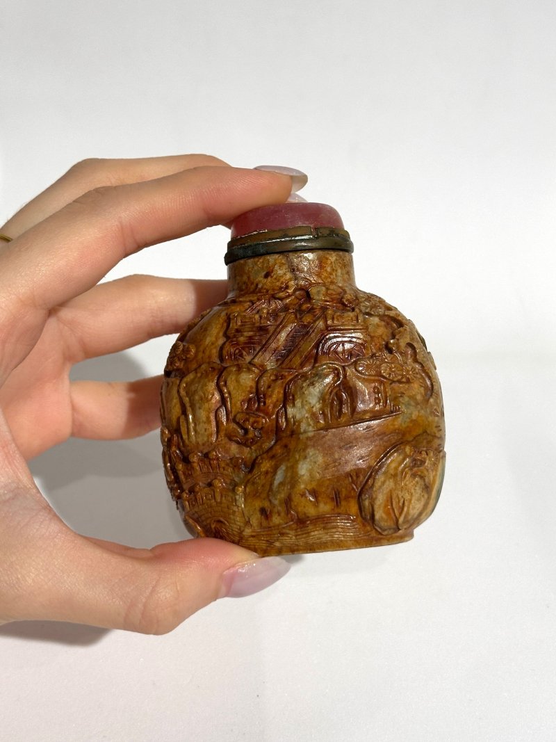 1730-1850 卵石皮浮雕大師流派青玉巧雕⌈松山論道⌋鼻煙壺 | A GREEN AND RUSSET JADE 'LANDSCAPE AND PLUM BLOSSOM' SNUFF BOTTLE - 图3