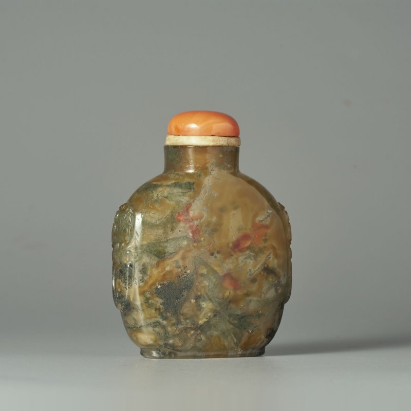 （壺）1780至1880，以葉仲三風格繪於其後 水藻瑪瑙內畫「汎舟清談•金玉滿堂」鼻煙壺、珊瑚蓋 | AN INSIDE PAINTED MOSS AGATE 'BOATING AND GOLDFISH' SNUFF BOTTLE - 图9