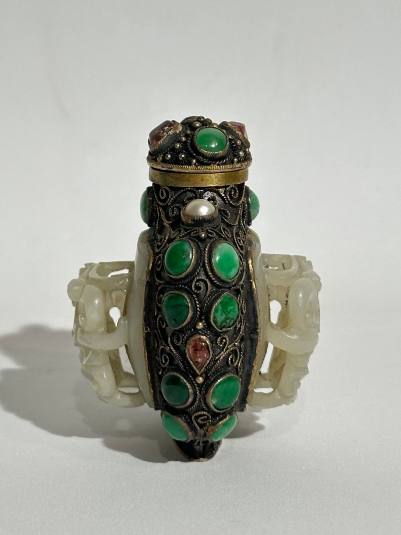 （玉）清十八/十九世紀 鍍金銀累絲嵌白玉螭龍紋帶鈎鼻煙壺 | A GILT SILVER SNUFF BOTTLE INSET WITH WHITE JADE BELT BUCKLES - 图6