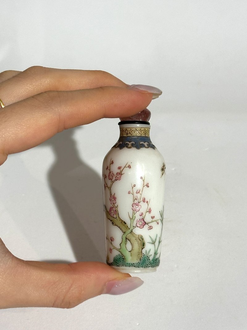 清1767-1799 北京宮廷作坊 涅白玻璃胎畫琺瑯梅花紋鼻煙壺 ⌈古月軒⌋紅料楷書款 及盒 | A FAMILLE ROSE ENAMELLED WHITE GLASS 'PLUM BLOSSOMS' SNUFF BOTTLE - 图3