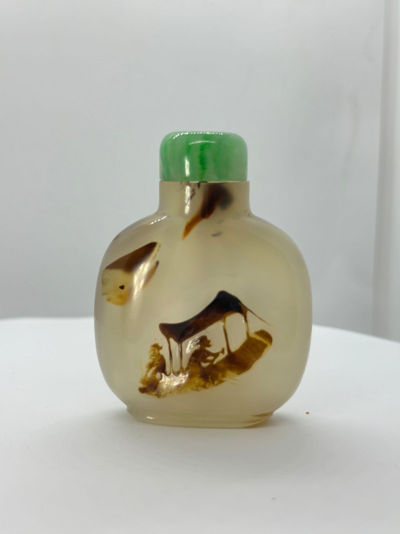 清十八/十九世紀 影瑪瑙⌈汎舟⌋鼻煙壺、翡翠蓋 | A CHALCEDONY SHADOW AGATE 'BOATING' SNUFF BOTTLE - 图7