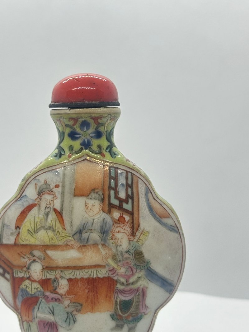 清中期 粉彩人物紋鼻煙壺 | A FAMILLE ROSE PORCELAIN SNUFF BOTTLE - 图2