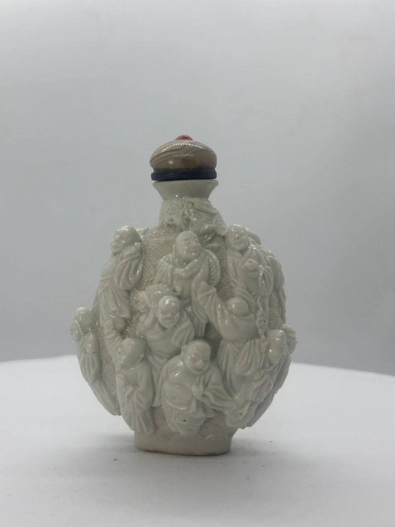 清嘉慶 瓷胎模印⌈十八羅漢⌋鼻煙壺 | A MOULDED BISCUIT PORCELAIN 'EIGHTEEN LUOHAN' SNUFF BOTTLE - 图7