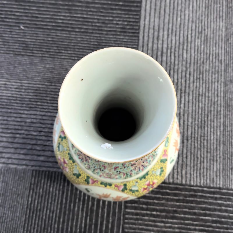 清光绪 黄地粉彩福禄万代开窗吉庆有余赏瓶 - 图6