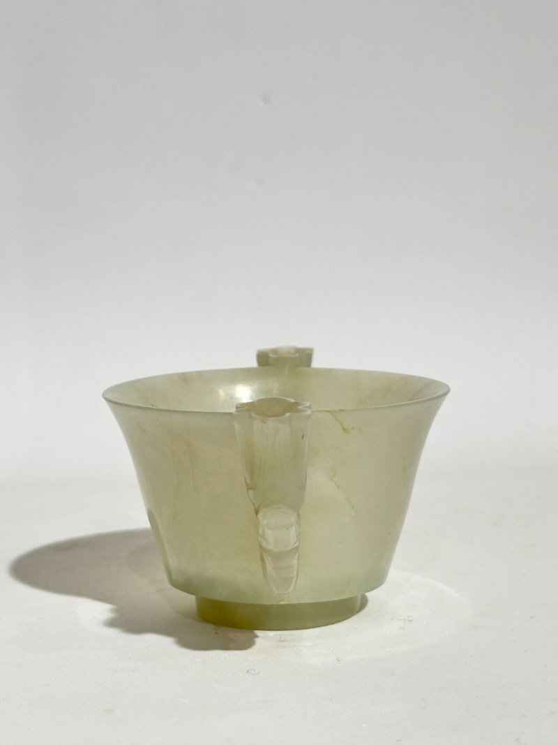 清 青白玉花卉耳杯 及座 | A GREENISH WHITE JADE 'FLORAL' CUP - 图5