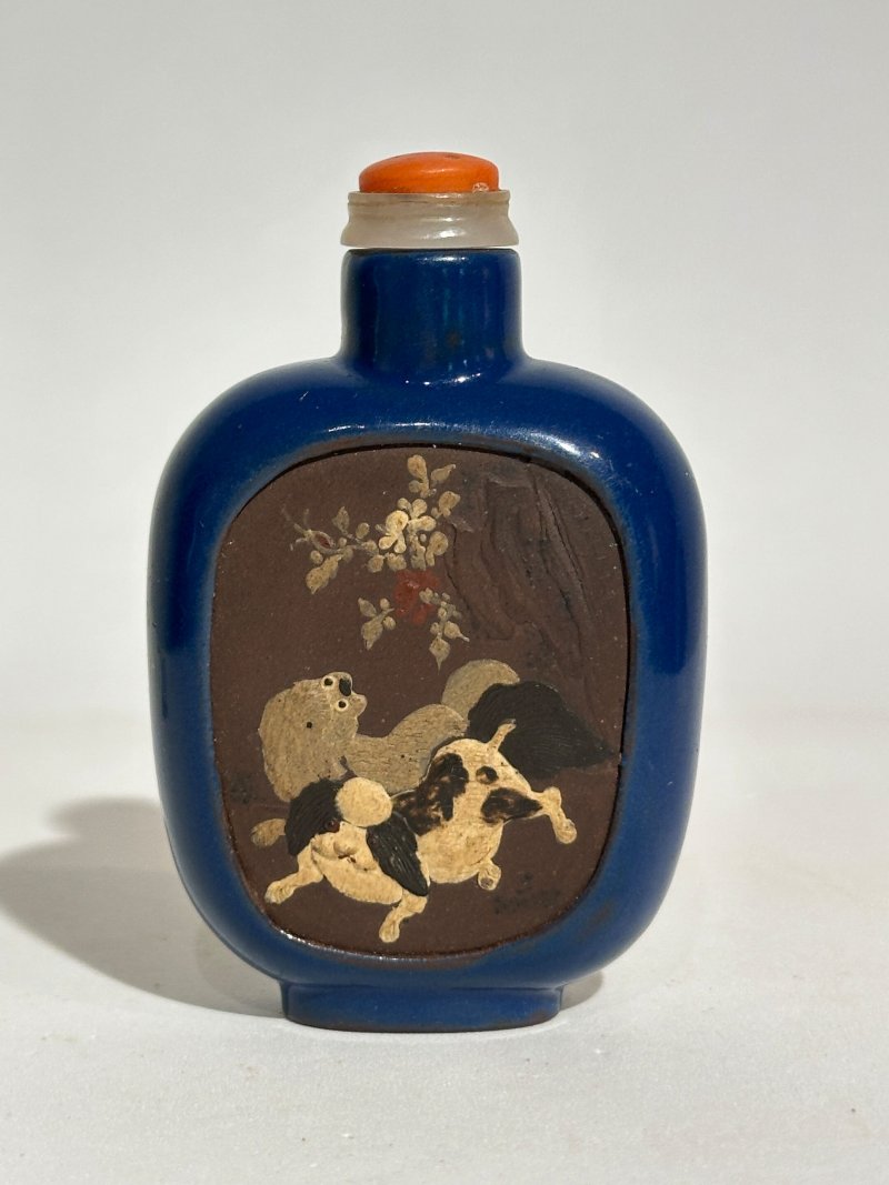 1750-1850 宜興紫砂藍釉堆彩犬鴿紋鼻煙壺 | A BLUE-ENAMELLED AND SLIP-DECORATED DARK BROWN YIXING SNUFF BOTTLE - 图7