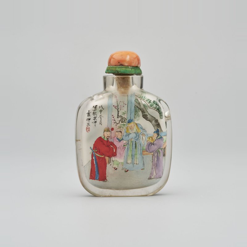 葉仲三作 水晶内畫人物紋鼻煙壺、珊瑚蓋 一九零八年 | AN INSIDE PAINTED ROCK CRYSTAL 'FIGURES' SNUFF BOTTLE - 图1