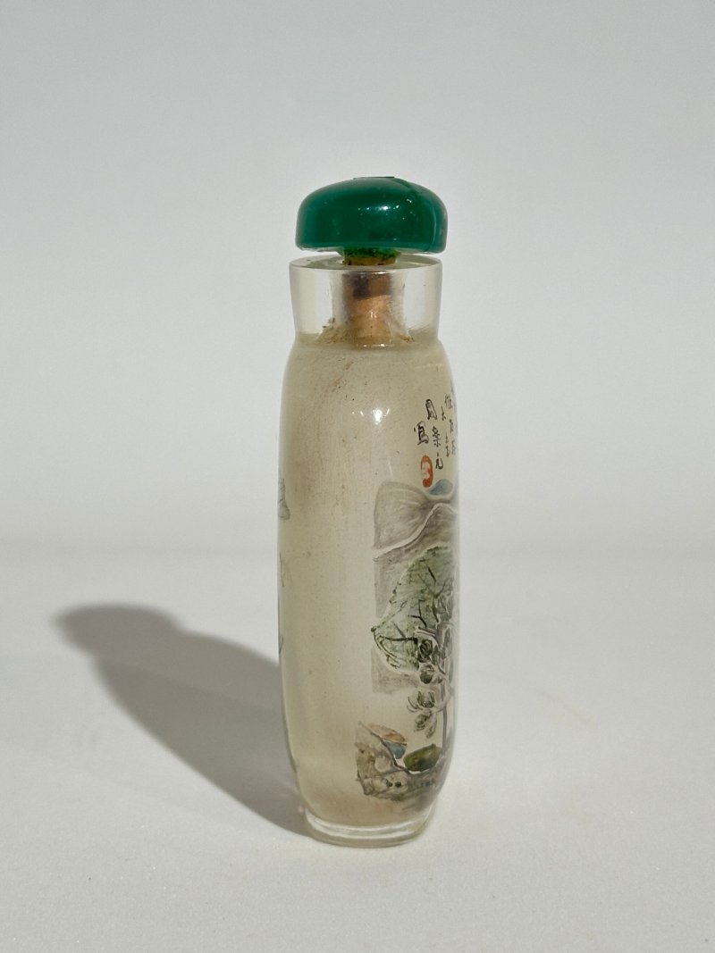 周樂元（款） 玻璃内畫⌈石谷山水•蓮葉荷花⌋鼻煙壺 一八九二年 | AN INSIDE PAINTED GLASS 'LANDSCAPE AND LOTUS' SNUFF BOTTLE - 图7