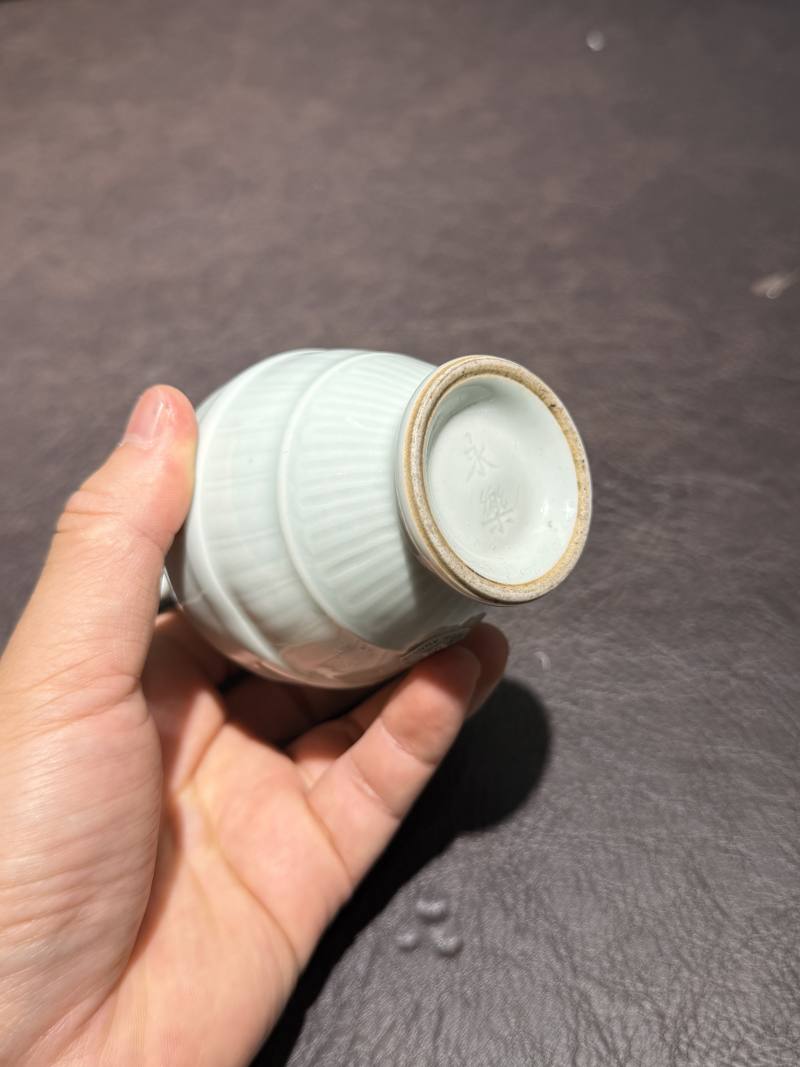清 粉青釉花卉瓶一对 - 图18
