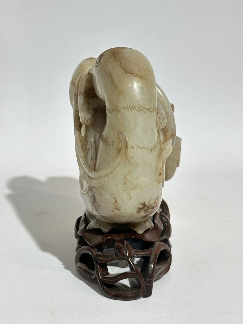 清十九世紀 青白玉⌈寶鴨銜蓮⌋擺件 及座 | A PALE GREEN JADE 'DUCK AND LOTUS' FIGURE GROUP - 图7