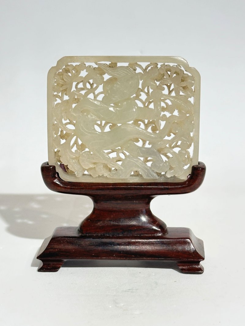 明十五世紀 青白玉鏤雕龍紋牌 及座 | A GREENISH WHITE JADE 'DRAGON' PLAQUE - 图4