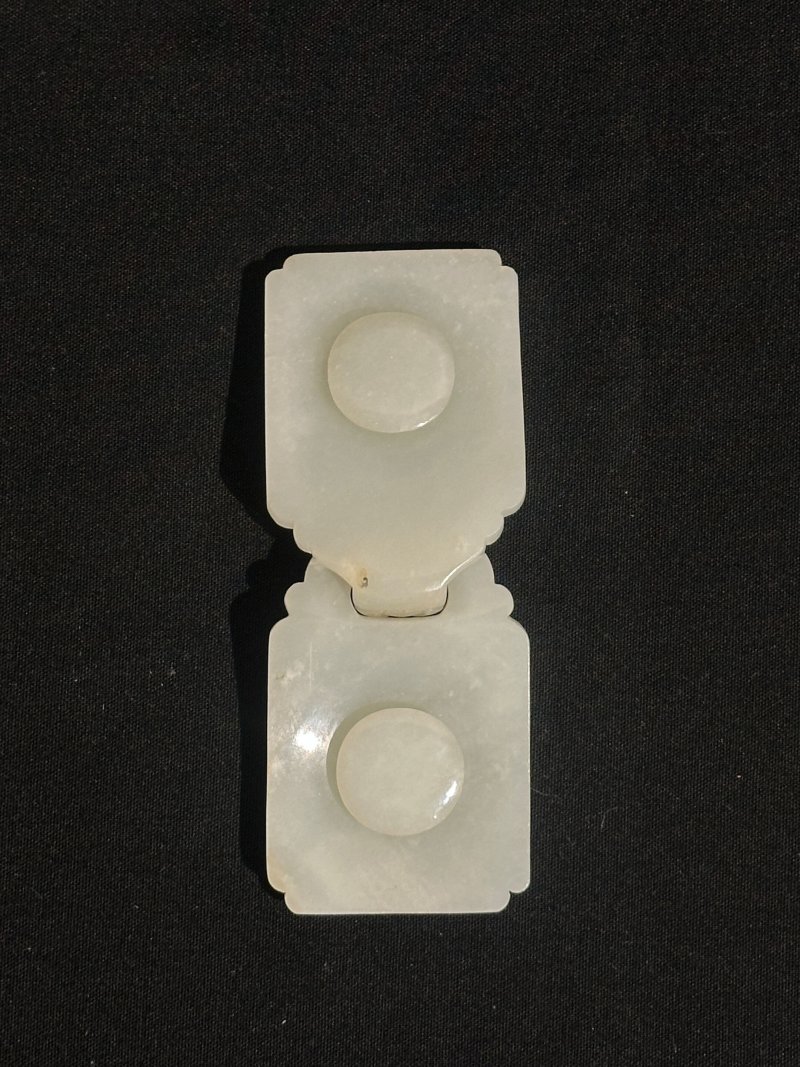 清十八/十九世紀 白玉花卉紋帶扣 | A WHITE JADE TWO-PART 'FLORAL' BELT BUCKLE - 图7
