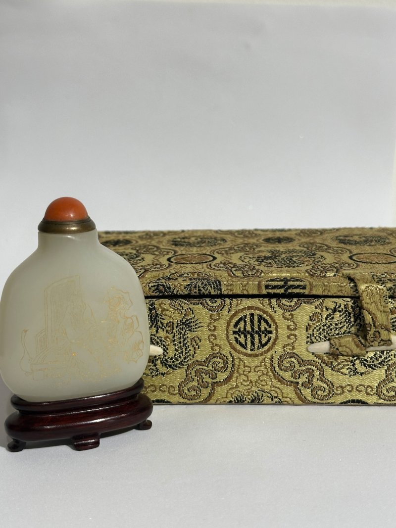 清十八/十九世紀 白玉填金⌈羲之愛鵝•謝安圍棋⌋鼻煙壺、珊瑚蓋 及盒 | A GILT AND INCISED WHITE JADE 'SCHOLARS' SNUFF BOTTLE - 图2