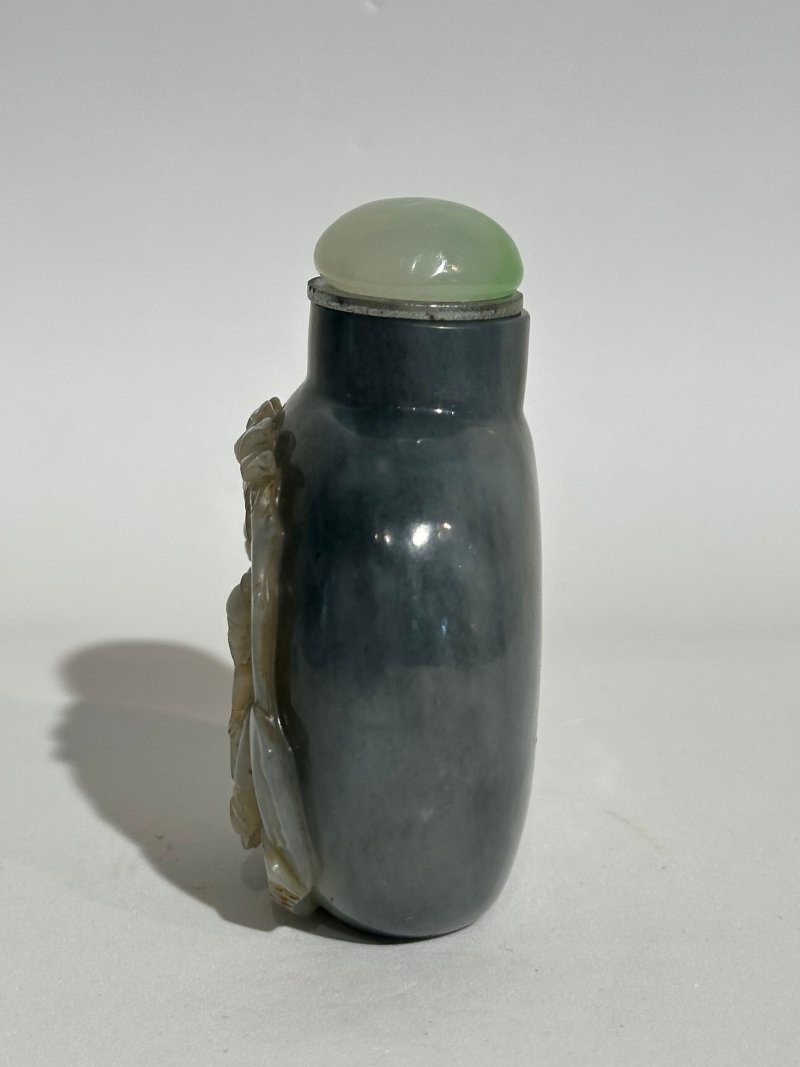 清1780-1850 蘇式灰白玉巧雕⌈高士品茗⌋鼻煙壺 | A BLACK AND WHITE JADE 'TEA CEREMONY' SNUFF BOTTLE - 图7