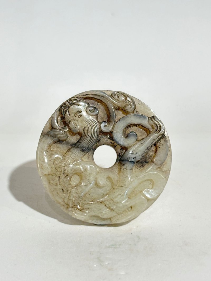 十七至十八世紀 灰玉螭龍紋璧 | A GREY JADE 'CHI DRAGON' CIRCULAR PLAQUE WITH DARK INCLUSIONS - 图5