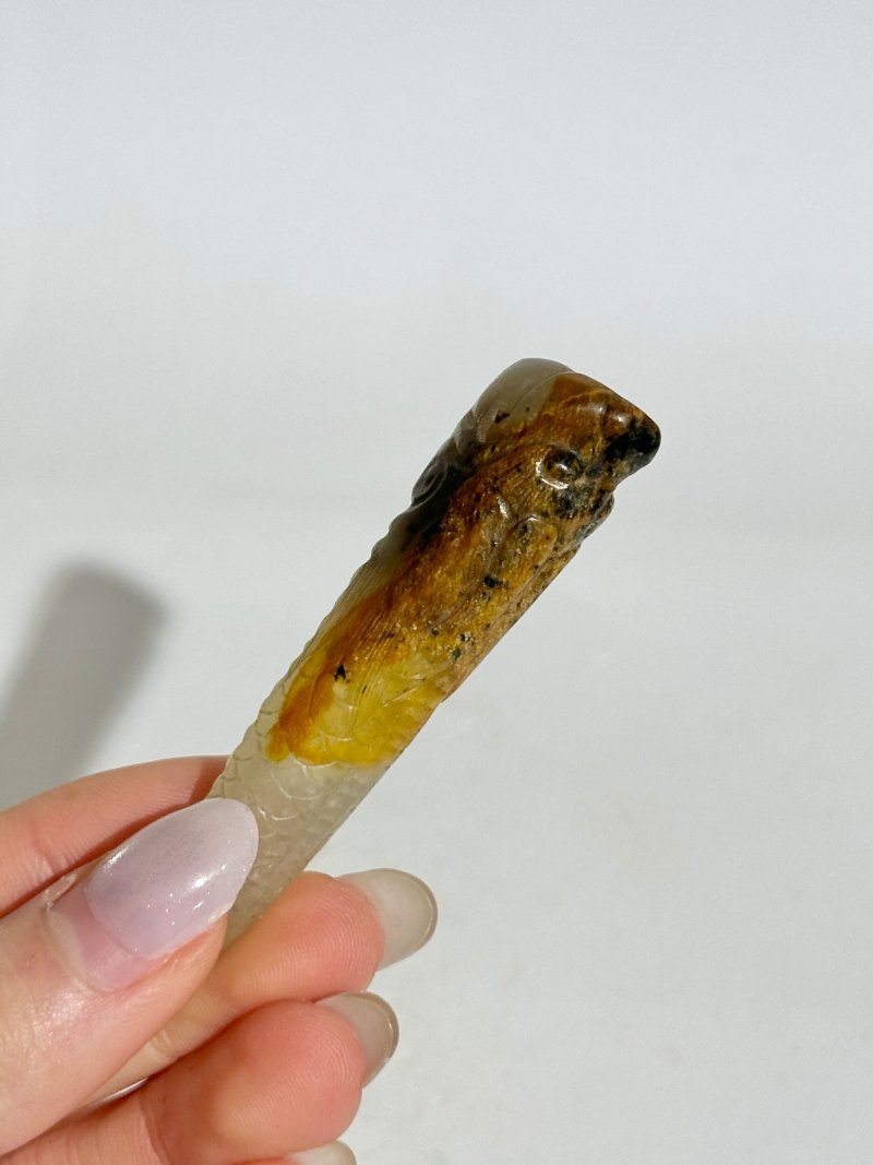 明 白玉帶沁龍首觿 | A WHITE AND RUSSET JADE 'DRAGON' HAIR ORNAMENT, XI - 图2