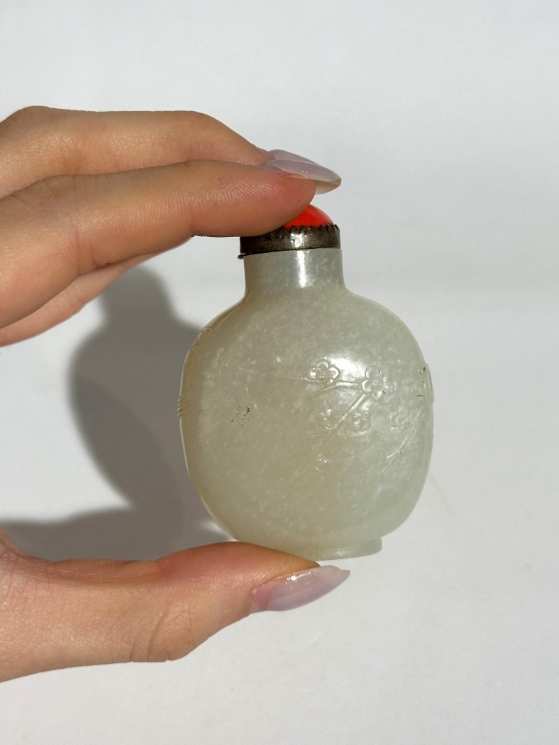 清十九世紀 白玉⌈喜上眉梢⌋鼻煙壺、珊瑚蓋 | A WHITE JADE 'MAGPIE AND PLUM BLOSSOM' SNUFF BOTTLE - 图3