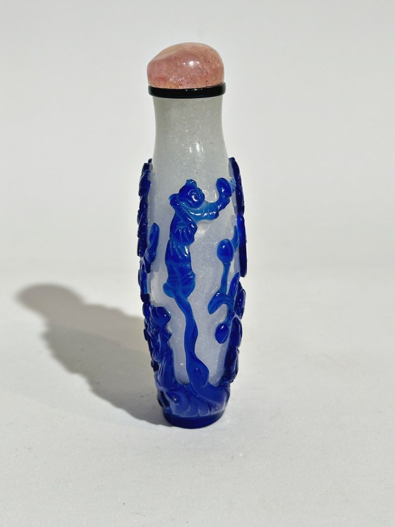 1750-1850 霏雪地套藍玻璃⌈八仙獻壽⌋鼻煙壺 | A BLUE OVERLAY TRANSLUCENT GLASS 'THE GOD OF LONGEVITY' SNUFF BOTTLE - 图7