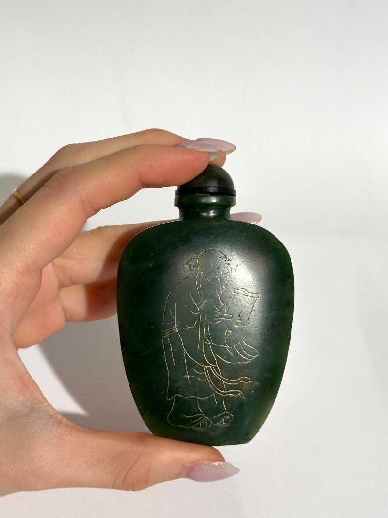 1750至1820（或）宮廷作坊 碧玉填金⌈高士展卷•御製詩⌋桌壺 | AN INSCRIBED AND GILT SPINACH JADE SNUFF BOTTLE FOR A TABLE - 图2