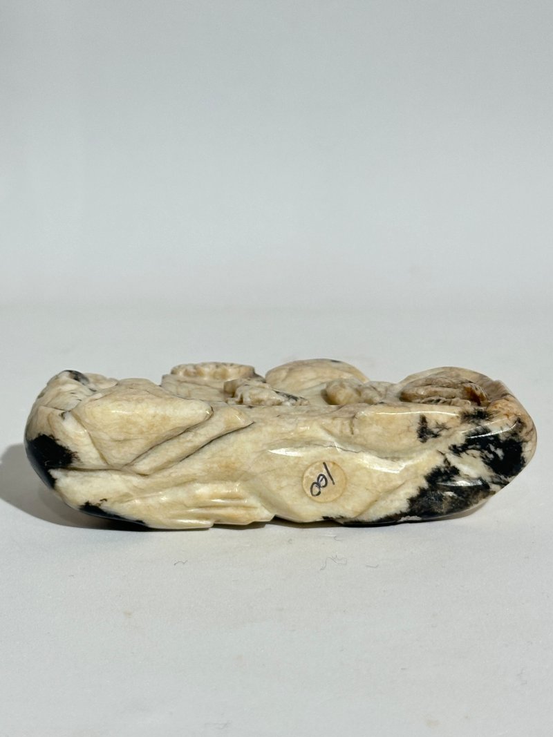 明 灰白玉帶沁⌈六合同春⌋筆擱 及座 | A GREY JADE 'LONGEVITY' BRUSH REST WITH DARK INCLUSION - 图5