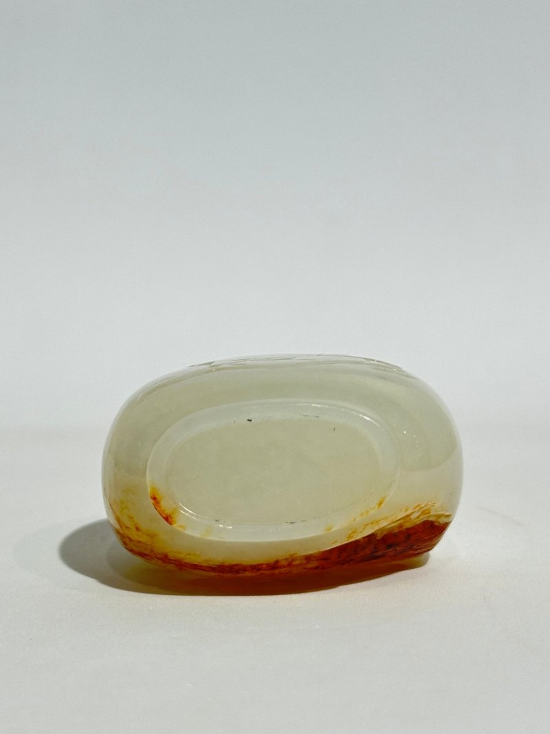 清十九世紀 白玉帶皮巧雕⌈一馬當先⌋鼻煙壺、珊瑚蓋 | A WHITE AND RUSSET JADE 'HORSE AND SEA LANDSCAPE' SNUFF BOTTLE - 图5
