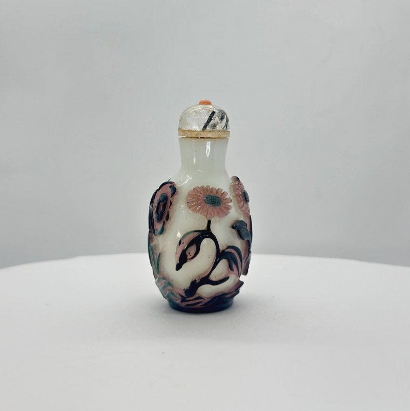 1750-1850 涅白地套三色玻璃菊紋鼻煙壺 髮晶點珊瑚蓋 | A MULTI-COLOUR OVERLAY WHITE GLASS 'FLOWERS' SNUFF BOTTLE - 图8