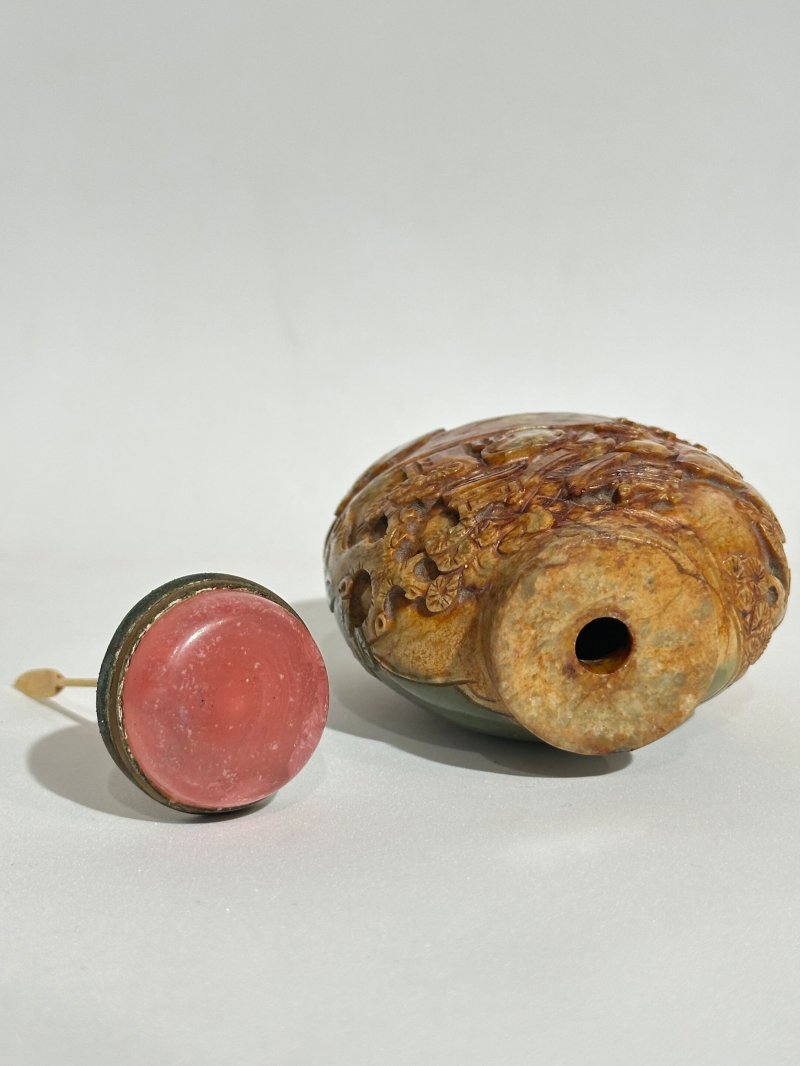1730-1850 卵石皮浮雕大師流派青玉巧雕⌈松山論道⌋鼻煙壺 | A GREEN AND RUSSET JADE 'LANDSCAPE AND PLUM BLOSSOM' SNUFF BOTTLE - 图4