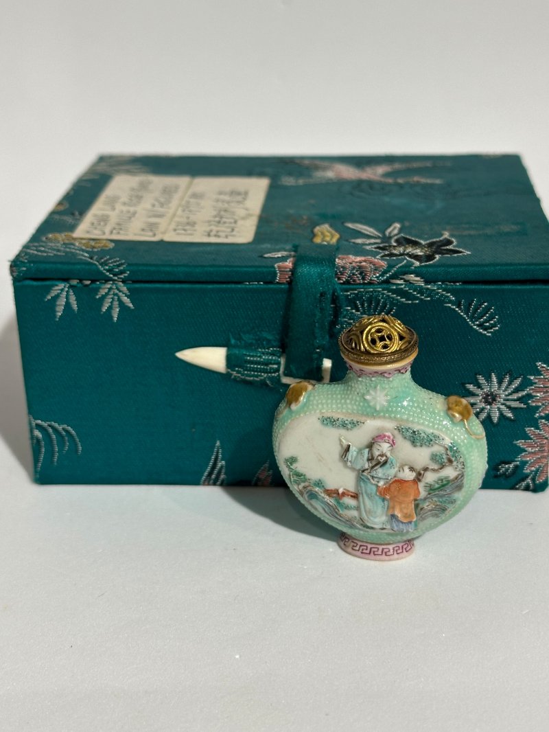 清中期 粉彩⌈羲之觀鵝•高士教子⌋鼻煙壺 ⌈乾隆年製⌋礬紅篆書款 及盒 | A MOULDED FAMILLE ROSE PORCELAIN 'FIGURES' SNUFF BOTTLE - 图10