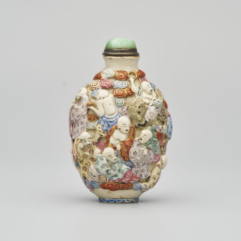 1750-1850 粉彩模印⌈十八羅漢⌋鼻煙壺、翡翠蓋 ⌈乾隆年製⌋礬紅篆書款 | A MOULDED FAMILLE ROSE 'EIGHTEEN LUOHAN' SNUFF BOTTLE - 图1
