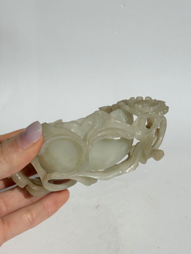 清十八/十九世紀 青白玉玉蘭式洗 及座 | A PALE GREEN JADE 'MAGNOLIA' BRUSH WASHER - 图3