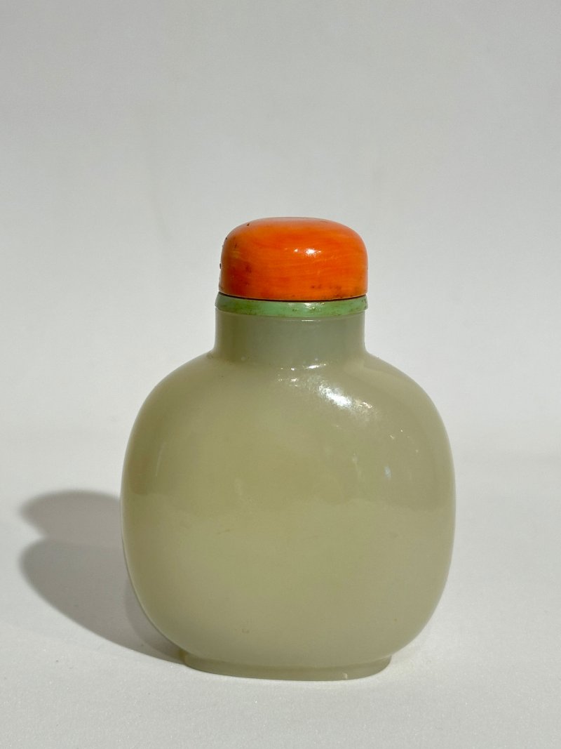 1750-1850 青白玉⌈一路連科⌋鼻煙壺、珊瑚蓋 | A GREENISH WHITE JADE 'LOTUS AND EGRET' SNUFF BOTTLE - 图9