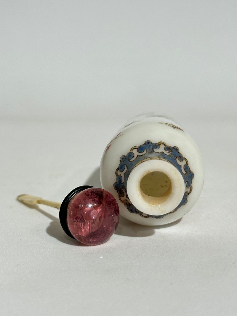 清1767-1799 北京宮廷作坊 涅白玻璃胎畫琺瑯梅花紋鼻煙壺 ⌈古月軒⌋紅料楷書款 及盒 | A FAMILLE ROSE ENAMELLED WHITE GLASS 'PLUM BLOSSOMS' SNUFF BOTTLE - 图4