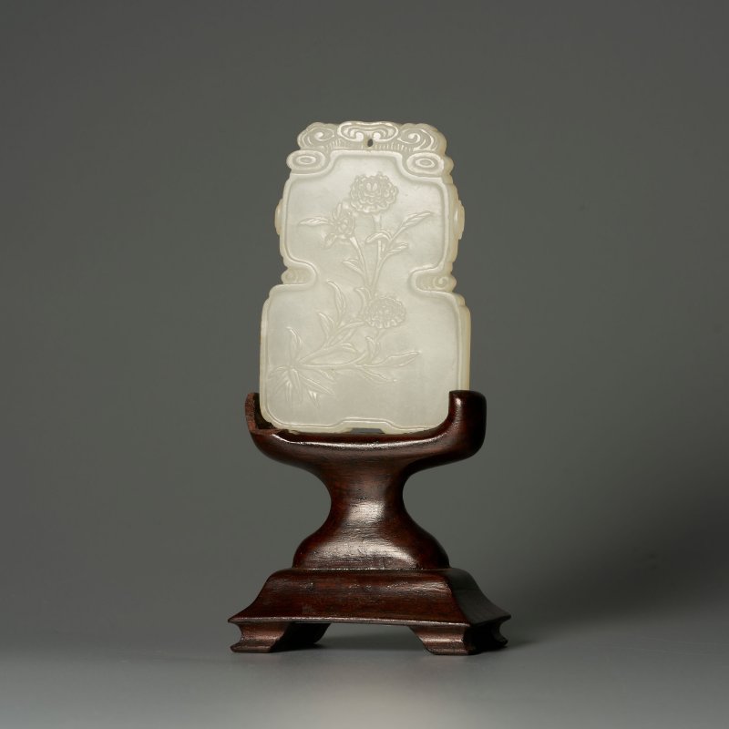 清十八世紀 白玉⌈富貴長春⌋牌 及座 | A WHITE JADE 'CHINESE PEONY' PLAQUE - 图4
