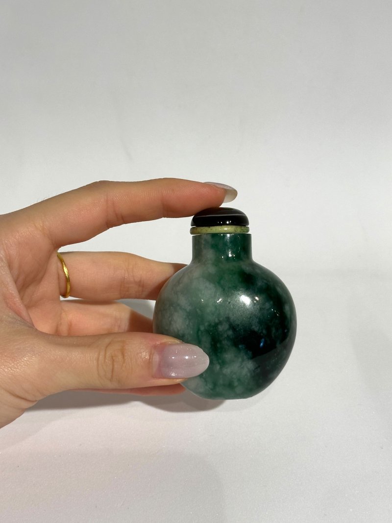 1780-1850 翡翠光素鼻煙壺 | A MOTTLED-GREEN JADEITE SNUFF BOTTLE - 图3