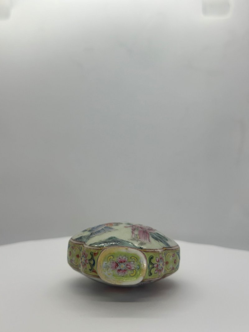 清中期 粉彩人物紋鼻煙壺 | A FAMILLE ROSE PORCELAIN SNUFF BOTTLE - 图6