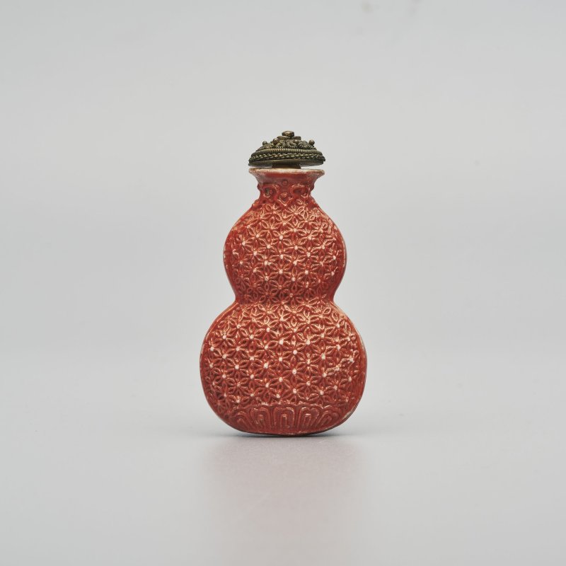清中期 礬紅彩仿漆模印扁匏形鼻煙壺 | A MOULDED IRON-RED-GLAZED 'GOURD' SNUFF BOTTLE IMITATING LACQUER - 图1