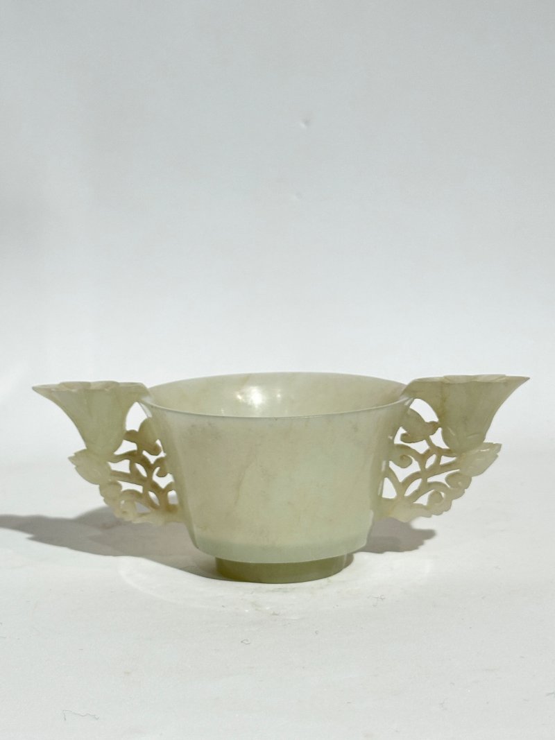 清 青白玉花卉耳杯 及座 | A GREENISH WHITE JADE 'FLORAL' CUP - 图6