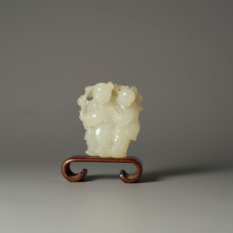 清十八世紀 白玉⌈和合二仙⌋把件 及盒 | A WHITE JADE 'HEHE ERXIAN' FIGURE GROUP - 图1
