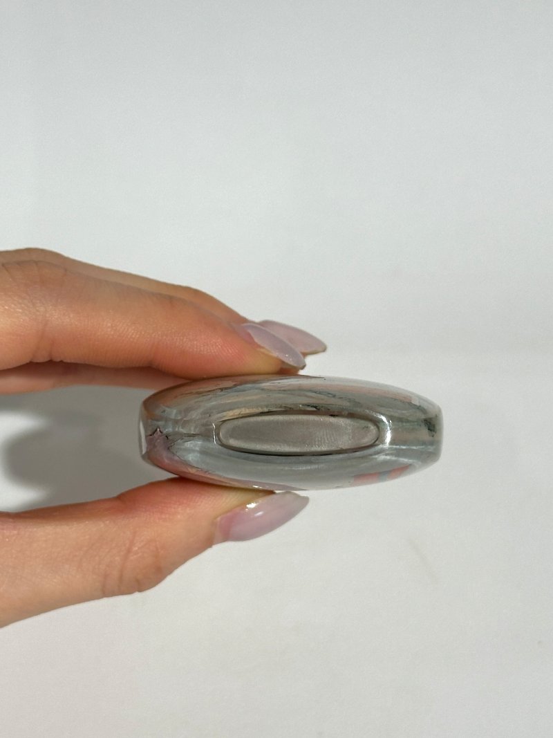 葉仲三作 水晶内畫人物紋鼻煙壺、珊瑚蓋 一九零八年 | AN INSIDE PAINTED ROCK CRYSTAL 'FIGURES' SNUFF BOTTLE - 图2