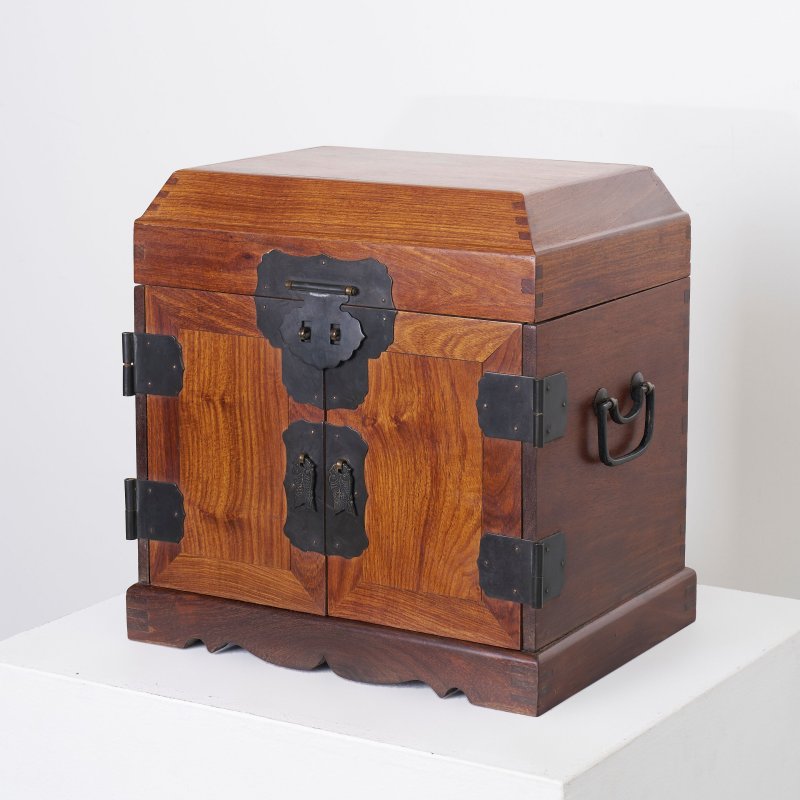 二十世紀中葉 黃花梨官皮箱 | A HUANGHUALI DESKTOP CHEST, GUANPIXIANG