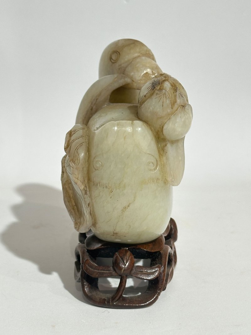 清十九世紀 青白玉⌈寶鴨銜蓮⌋擺件 及座 | A PALE GREEN JADE 'DUCK AND LOTUS' FIGURE GROUP - 图8